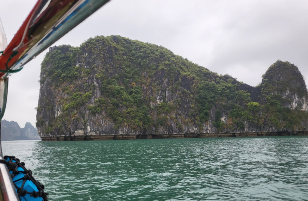 베트남 하롱베이의 고래섬