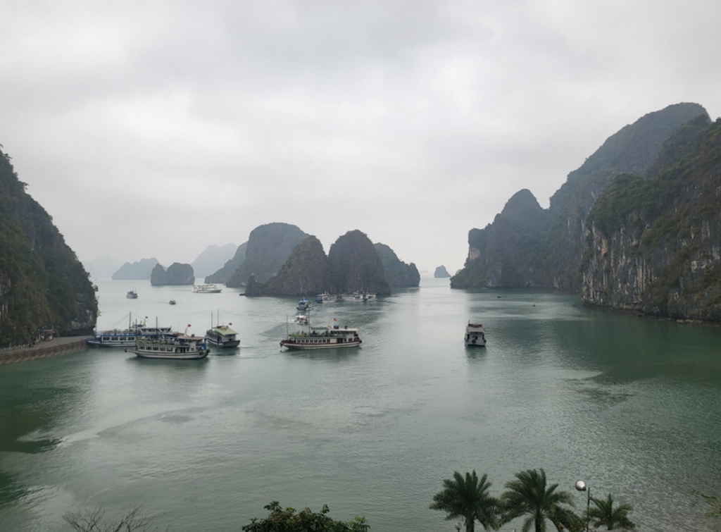 베트남 하롱베이 바다와 섬들