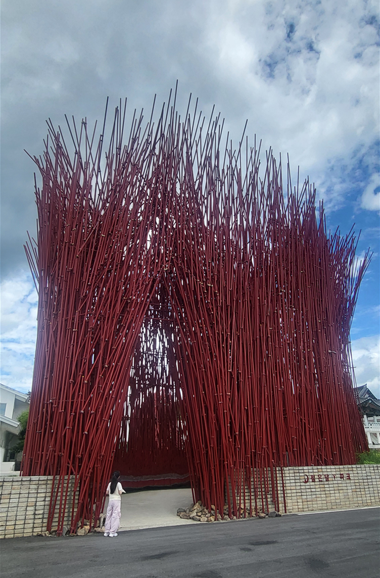 젊은달와이파크의 붉은대나무 조형물
