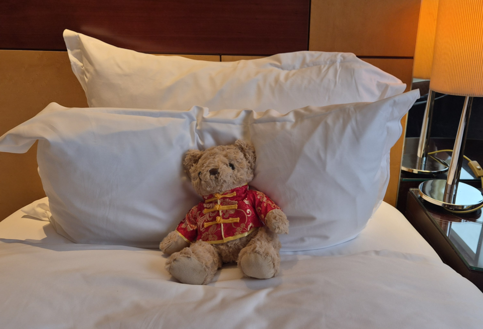 침대위에 곰돌이가 누워있다